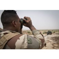 Un soldat du 515e régiment du train (RT) observe le périmètre sur le plateau de Batal, au Mali.