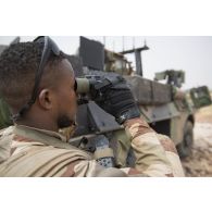 Un soldat du 515e régiment du train (RT) observe le périmètre sur le plateau de Batal, au Mali.