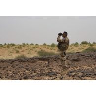 Un soldat du 515e régiment du train (RT) observe le périmètre sur le plateau de Batal, au Mali.