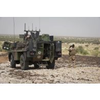 Un soldat du 515e régiment du train (RT) observe le périmètre sur le plateau de Batal, au Mali.