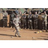 Un chef de détachement participe à un briefing sur caisse à sable à Gao, au Mali.