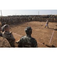 Rassemblement des chefs de détachement pour un briefing sur caisse à sable à Gao, au Mali.