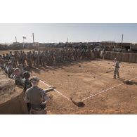Rassemblement des chefs de détachement pour un briefing sur caisse à sable à Gao, au Mali.