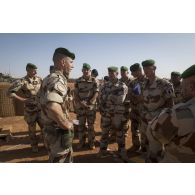 Des chefs de détachement du 1er régiment étranger de cavalerie (REC) participent à un briefing sur caisse à sable à Gao, au Mali.