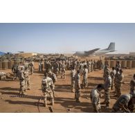 Rassemblement des chefs de détachement pour un briefing sur caisse à sable à Gao, au Mali.
