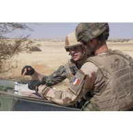 Le capitaine Benoît du 12e régiment de cuirassiers (RC) coordonne l'articulation de son dispositif dans la région de Gao, au Mali.