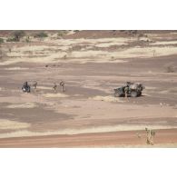Des soldats du peloton de reconnaissance et d'intervention (PRI) contrôle le conducteur d'une moto dans la région de Gao, au Mali.