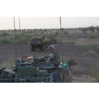 Des soldats de l'escadron vert patrouillent à bord de leur véhicule blindé léger (VBL) dans la région de Gao, au Mali.