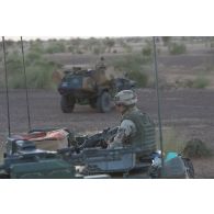 Des soldats de l'escadron vert patrouillent à bord de leur véhicule blindé léger (VBL) dans la région de Gao, au Mali.