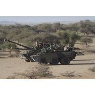 Des blindés à roues et canon AMX-10 RC du 1er régiment étranger de cavalerie (REC) progressent dans la région de Gao, au Mali.