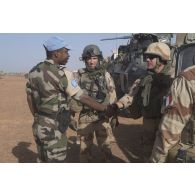 Le capitaine Benoît du 12e régiment de cuirassiers (RC) se coordonne avec un casque bleu de la Mission de intégrée des Nations Unies pour la stabilisation au Mali (MINUSMA) dans la région d'Ansongo, au Mali.