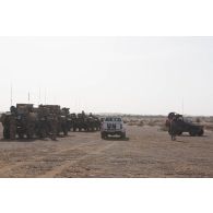 Des véhicules blindés légers (VBL) de l'escadron Vert stationnent en convoi dans la région d'Ansongo, au Mali.