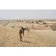 L'opérateur vidéo Akim de l'ECPAD filme la progression dun convoi de véhicules blindés de l'escadron Vert dans la région de Gao, au Mali.