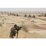 L'opérateur vidéo Akim de l'ECPAD filme la progression dun convoi de véhicules blindés de l'escadron Vert dans la région de Gao, au Mali.