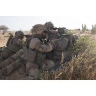 Des tireurs d'élite longue distance (TELD) de la section d'appui du 92e régiment d'infanterie (RI) observent le terrain depuis un point haut de la région de Gao, au Mali.