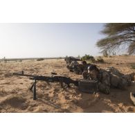 Des soldats de la section d'appui du 92e régiment d'infanterie (RI) observent le terrain depuis un point haut de la région de Gao, au Mali.