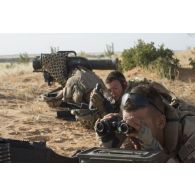 Des soldats de la section d'appui du 92e régiment d'infanterie (RI) observent le terrain depuis un point haut de la région de Gao, au Mali.