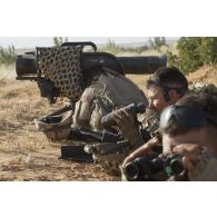 Des soldats de la section d'appui du 92e régiment d'infanterie (RI) observent le terrain depuis un point haut de la région de Gao, au Mali.