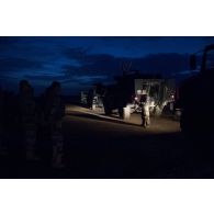 Le lieutenant Vincent du détachement des munitions (DETMu) coordonne ses éléments sur le polygone explosif de Gao, au Mali.