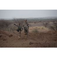 Le lieutenant Vincent, l'adjudant-chef Frédéric et le maréchal des logis-chef Judicaël reconnaissent le terrain pour l'installation de fourneaux  sur le polygone explosif de Gao, au Mali.