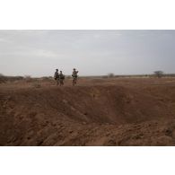 Le lieutenant Vincent, l'adjudant-chef Frédéric et le maréchal des logis-chef Judicaël reconnaissent le terrain pour l'installation de fourneaux  sur le polygone explosif de Gao, au Mali.