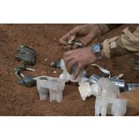 L'adjudant-chef Frédéric du détachement des munitions (DETMu) place des munitions à détruire dans un fourneau sur le polygone explosif de Gao, au Mali.