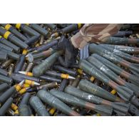 L'adjudant-chef Frédéric du détachement des munitions (DETMu) place des munitions à détruire dans un fourneau sur le polygone explosif de Gao, au Mali.