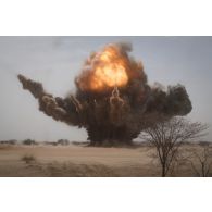 Destruction de munitions sur le polygone explosif de Gao, au Mali.