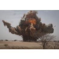 Destruction de munitions sur le polygone explosif de Gao, au Mali.