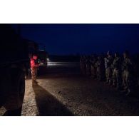 Le lieutenant Vincent du détachement des munitions (DETMu) coordonne ses éléments sur le polygone explosif de Gao, au Mali.