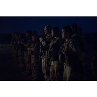 Des artificiers écoutent un breifing sur le polygone explosif de Gao, au Mali.