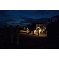 Le lieutenant Vincent du détachement des munitions (DETMu) coordonne ses éléments sur le polygone explosif de Gao, au Mali.