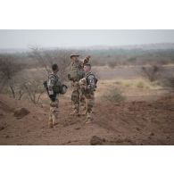 Le lieutenant Vincent, l'adjudant-chef Frédéric et le maréchal des logis-chef Judicaël reconnaissent le terrain pour l'installation de fourneaux  sur le polygone explosif de Gao, au Mali.