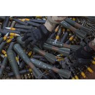 L'adjudant-chef Frédéric du détachement des munitions (DETMu) place des munitions à détruire dans un fourneau sur le polygone explosif de Gao, au Mali.