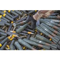 L'adjudant-chef Frédéric du détachement des munitions (DETMu) place des munitions à détruire dans un fourneau sur le polygone explosif de Gao, au Mali.