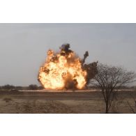 Destruction de munitions sur le polygone explosif de Gao, au Mali.