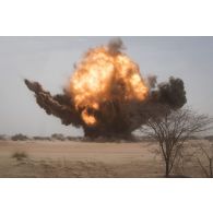 Destruction de munitions sur le polygone explosif de Gao, au Mali.