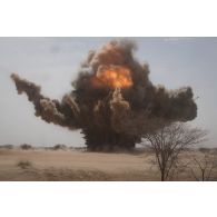 Destruction de munitions sur le polygone explosif de Gao, au Mali.