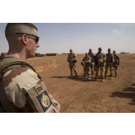 Le lieutenant Vincent du détachement des munitions (DETMu) se coordonne avec sa section sur le polygone explosif de Gao, au Mali.
