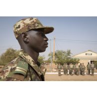 Le lieutenant Diarra de la 132e compagnie d'infanterie motorisée (CIM) participe à une cérémonie à Gao, au Mali.