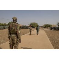 Le lieutenant Diarra rend les honneurs aux colonels Arnaud Cervera et Yacouba Sanogo pour une cérémonie de remise de diplômes à Gao, au Mali.
