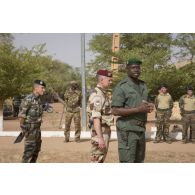 Les colonels Arnaud Cervera et Yacouba Sanogo président une cérémonie de remise de diplôme aux côtés du capitaine Maxence des éléments français au Sénégal (EFS) à Gao, au Mali.