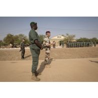 Les colonels Arnaud Cervera et Yacouba Sanogo président une cérémonie de remise de diplôme aux côtés du capitaine Maxence des éléments français au Sénégal (EFS) à Gao, au Mali.