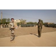Le colonel Arnaud Cervera remet son diplôme au lieutenant Diarra de la 132e compagnie d'infanterie motorisée (CIM) à Gao, au Mali.