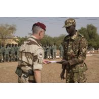 Le colonel Arnaud Cervera remet son diplôme au lieutenant Diarra de la 132e compagnie d'infanterie motorisée (CIM) à Gao, au Mali.