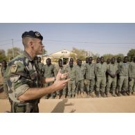 Le capitaine Maxence des éléments français au Sénégal (EFS) s'adresse aux soldats maliens de la 132e compagnie d'infanterie motorisée (CIM) pour leur remise de diplôme à Gao, au Mali.