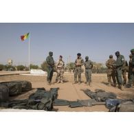 Un instructeur des éléments français au Sénégal (EFS) présente aux colonels Arnaud Cervera et Yacouba Sanogo les tenues de démineurs offertes aux soldats maliens à Gao, au Mali.
