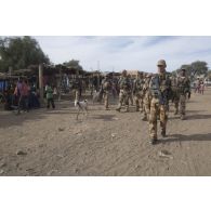 Le colonel Régis Anthonioz du 12e régiment de cuirassiers (RC) accompagne une patrouille au marché de Tin Hama, au Mali.