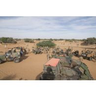 Le colonel Régis Anthonioz du 12e régiment de cuirassiers (RC) discute avec des habitants lors d'une patrouille au marché de Tin Hama, au Mali.