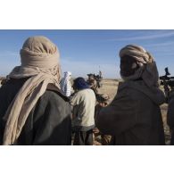Des légionnaires du 1er régiment étranger de cavalerie (REC) contrôlent les passagers d'un pick-up intercepté dans le secteur de Tin Hama, au Mali.